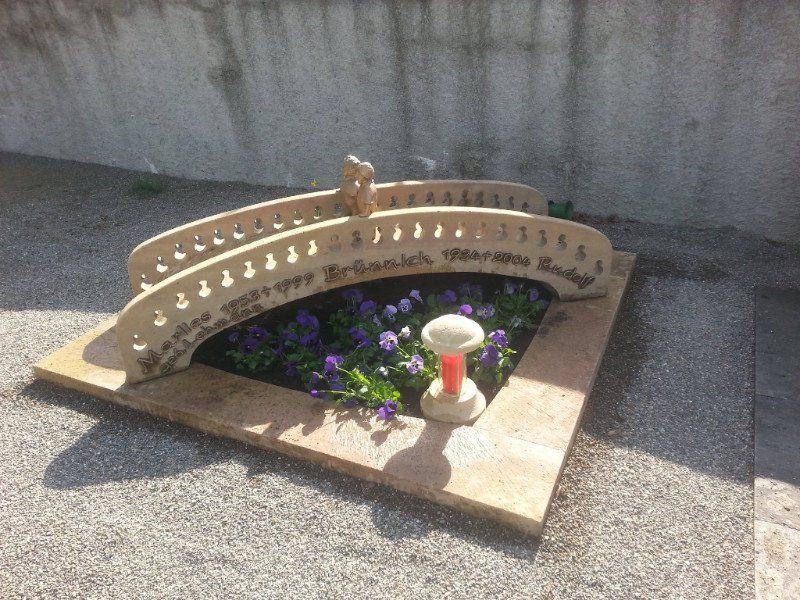 Brücke aus Sandstein mit modellierten Bronzefiguren