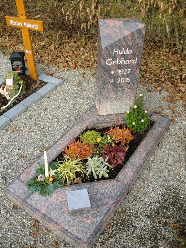 Stele teils gestockt, teils poliert