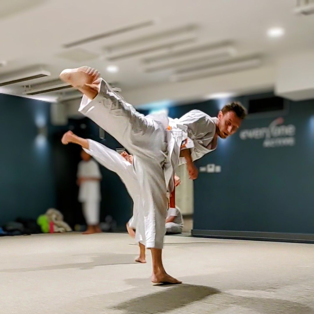 karate kick training in the clasees. Karate claesses for kids and adults