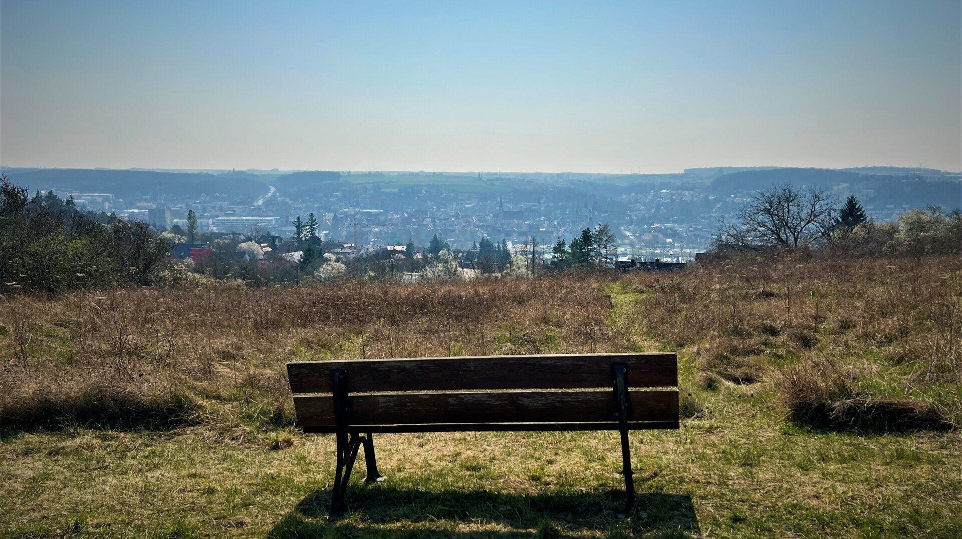 Sitzbank mit Blick Richtung Ochsenfurt und dem Baugebiet Dümmersberg