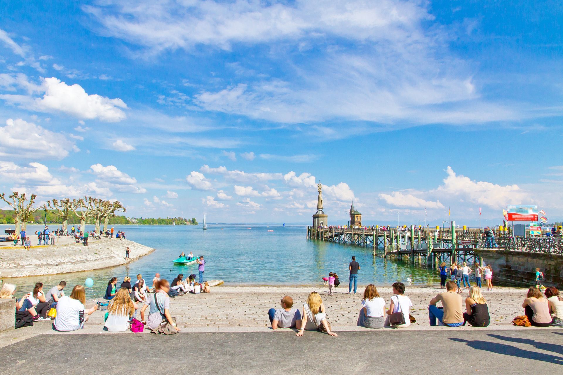 Menschen genießen die Atmosphäre am Bodensee – Symbol für die unbeschwerte Lebensqualität, die Bodenseeduft verkörpert