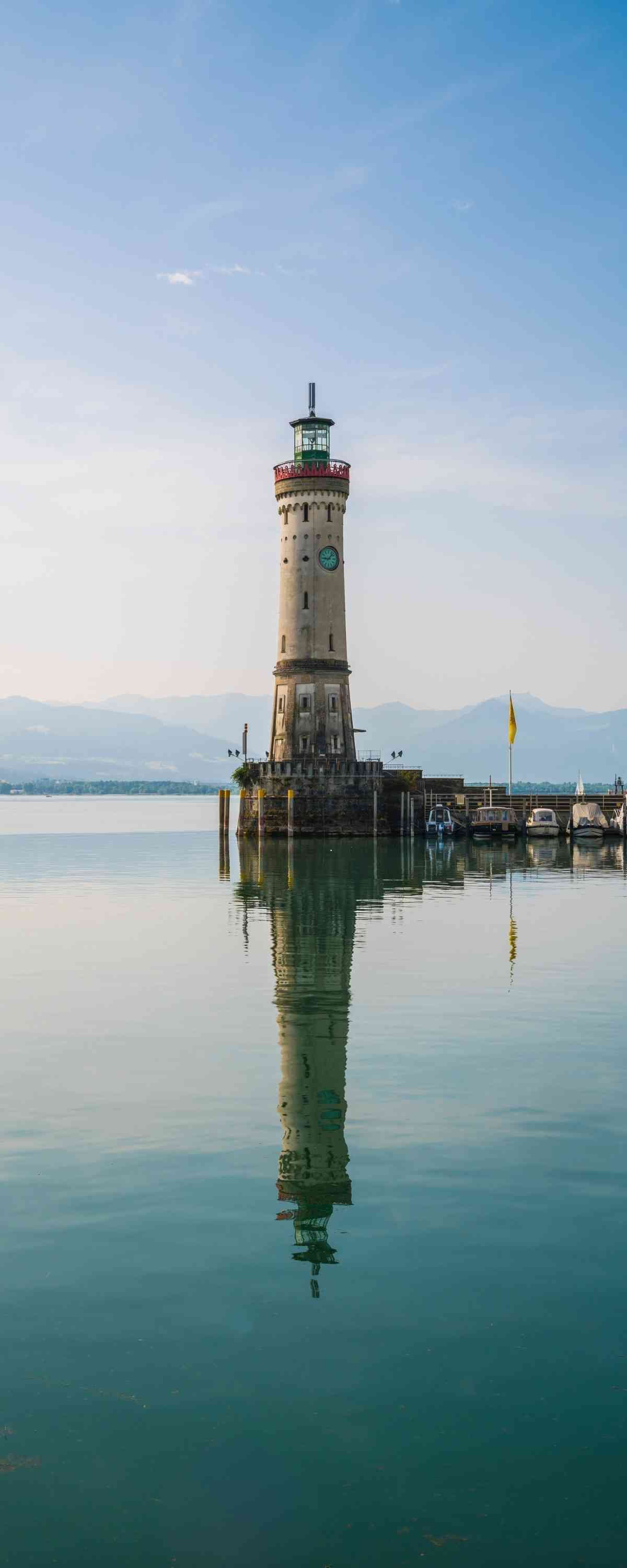 Blick auf den Leuchtturm im Lindauer Hafen - Inspiration für den Damenduft LINDAU von Bodenseeduft