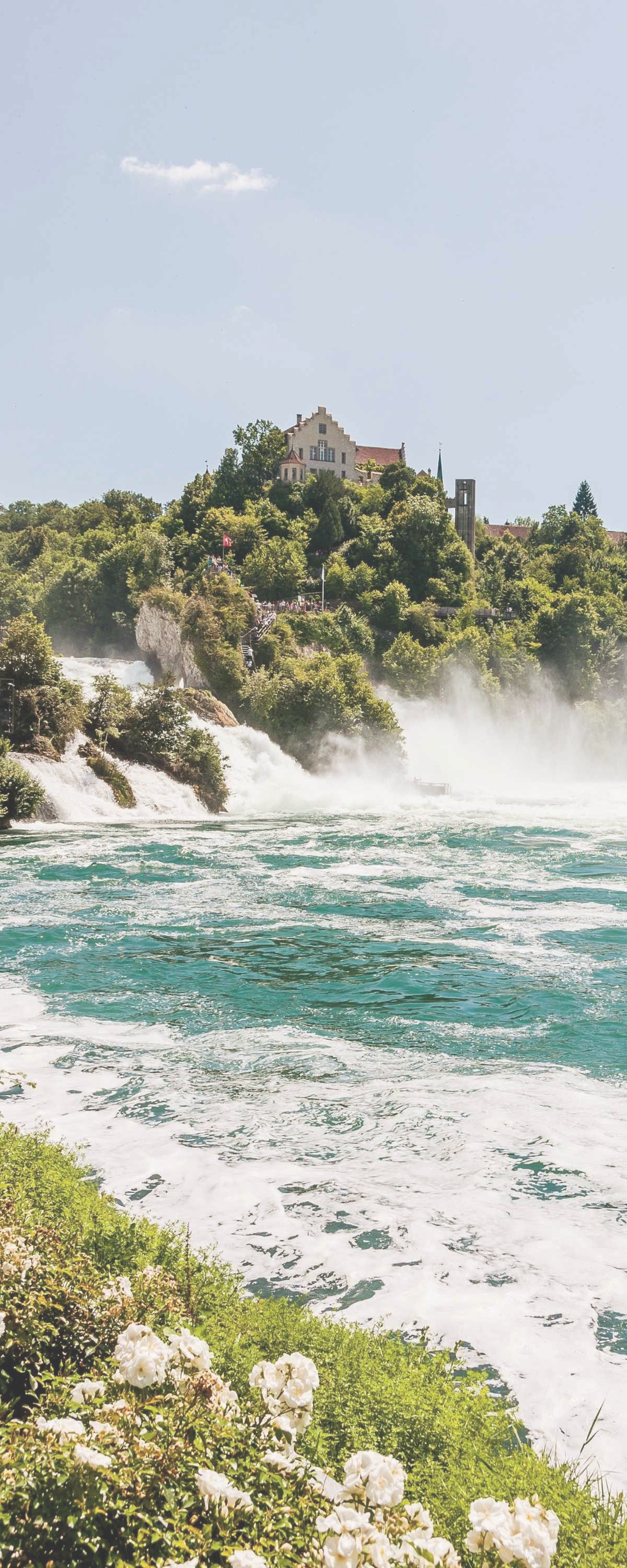 Blick auf den tosenden Rheinfall in Schaffhausen - Inspiration für den Herrenduft RHEINFALL von Bodenseeduft