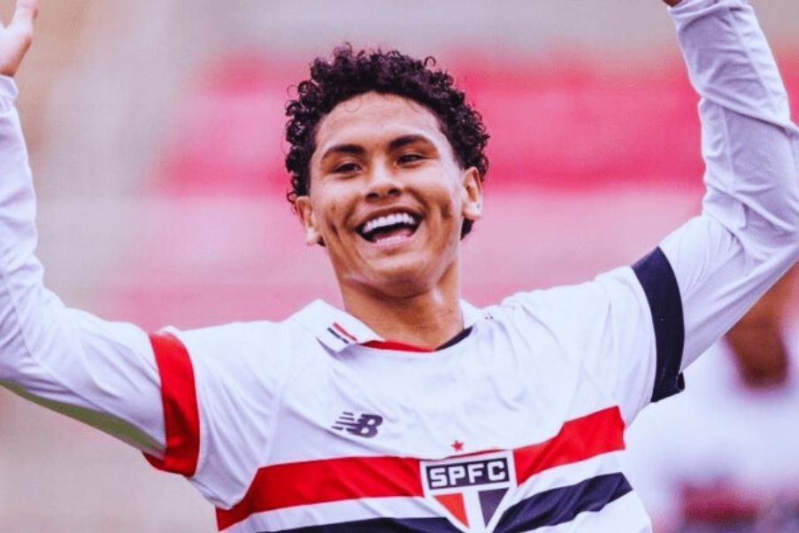 Angelo Candido Angelo Candido es una de las joyas del Sao Paulo y de la selección brasileña Sub 17, campeona del último Sudamericano. Es el lateral derecho para el futuro en Brasil.