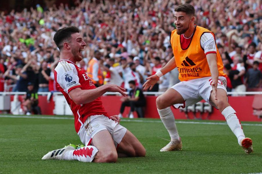 Arsenal El Arsenal venció en un arreón final al Manchester United