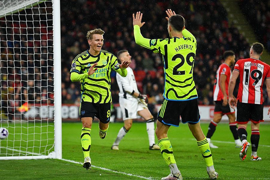 Arsenal Goleada abrumadora del Arsenal en Bramall Lane que le mantiene en la puja por la corona de la Premier. Partidazo del cuadro