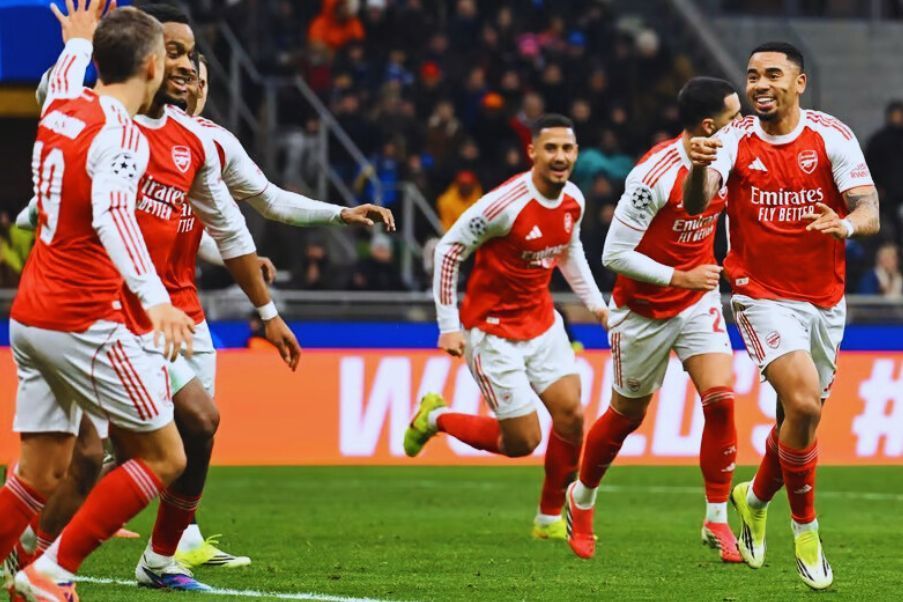 Arsenal El Arsenal venció al Inter 1-3 en el Giusseppe Meazza y consolidó su liderato en la parte alta de la liguilla de la Champions.