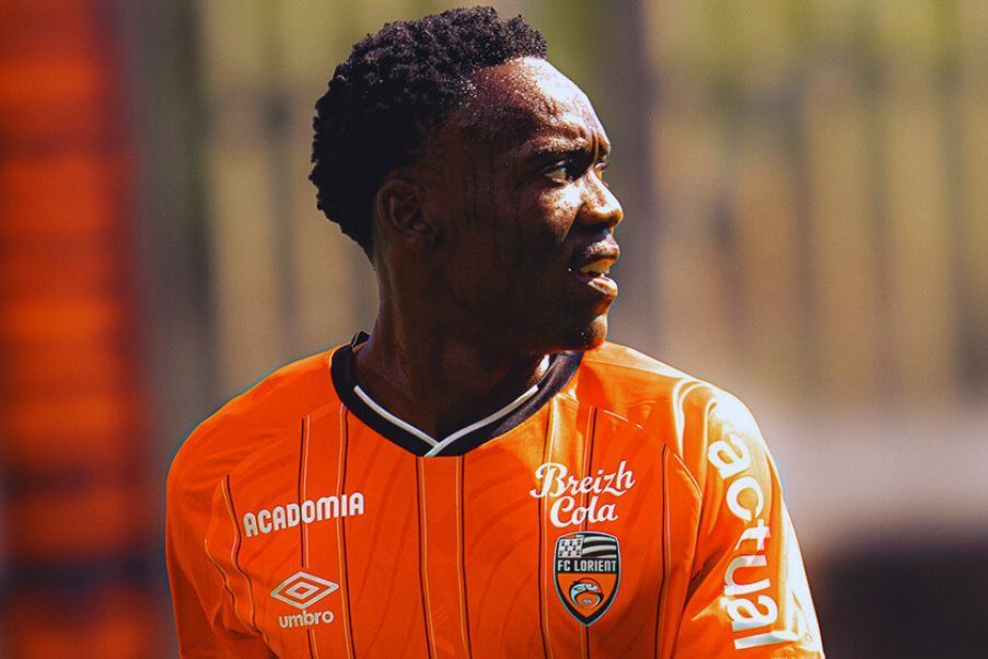 Arthur Avom Arthur Avom la gran joya del fútbol camerunés con la elástica del FC Lorient