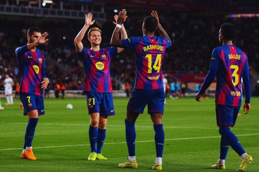 Barcelona El Barcelona venció con apuros al Elche 3-1 en Montjuic y acortó diferencias con respecto al Real Madrid, líder de La Liga.