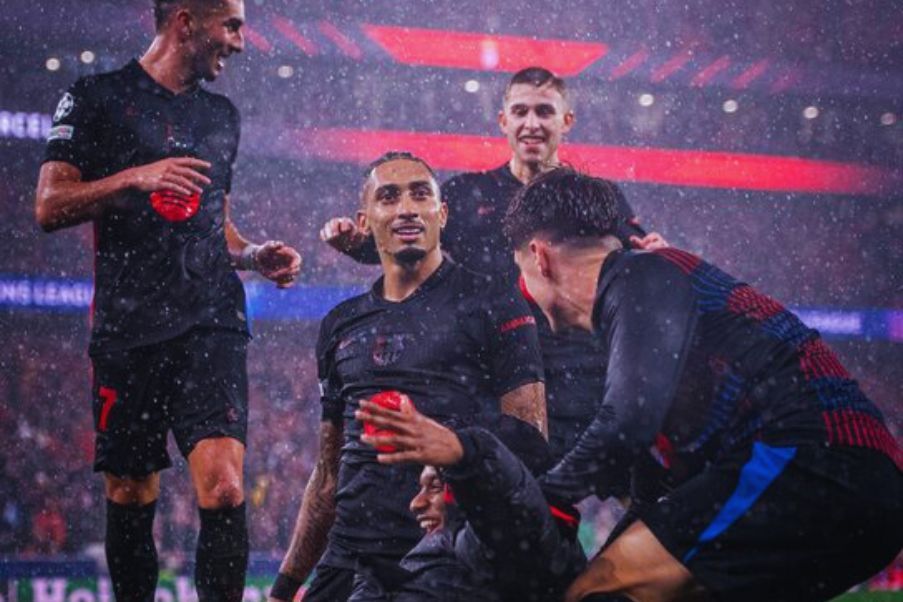 Barcelona Raphinha celebra el gol del triunfo en la agonía para el 4-5 del Barcelona ante el Benfica, que le mete en los octavos de final de la Champions.