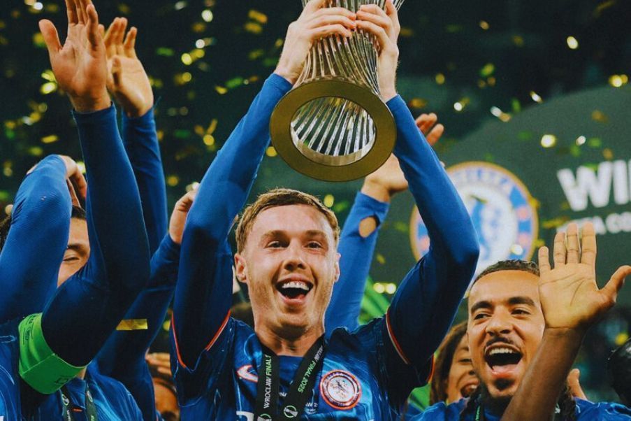 Chelsea Cole Palmer MVP de la final de la Conference League, levanta el trofeo que acredita al Chelsea como campeón tras destrozar al Betis. EPIC