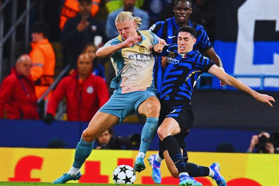 Erling Haaland fights with Alessandro Bastoni for a ball during a match between Man City and Inter