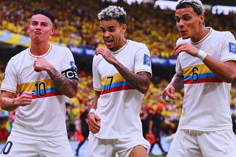 Colombia Lucho Díaz fue la figura de Colombia en la victoria ante Chile 4-0. El jugador del Liverpool, anotó uno de los tantos y aquí lo celebra con James Rodríguez y Richard Ríos.