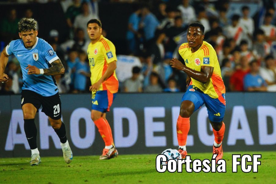 Colombia John Arias, conduce el balón en un lance del juego ante Uruguay en Montevideo en el que Colombia cayó 3-2.