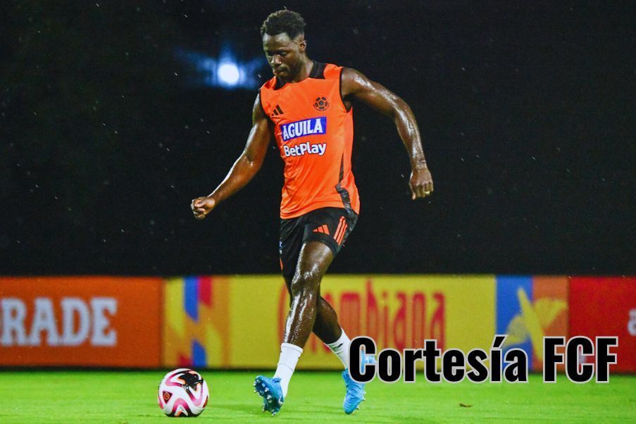 Colombia Davinson Sánchez golpea un balón en el entrenamiento del sábado en la ciudad de Barranquilla.