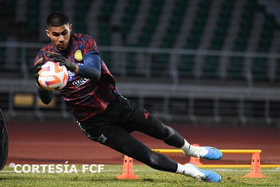 El golero Devys Vásquez en el entrenamiento del martes