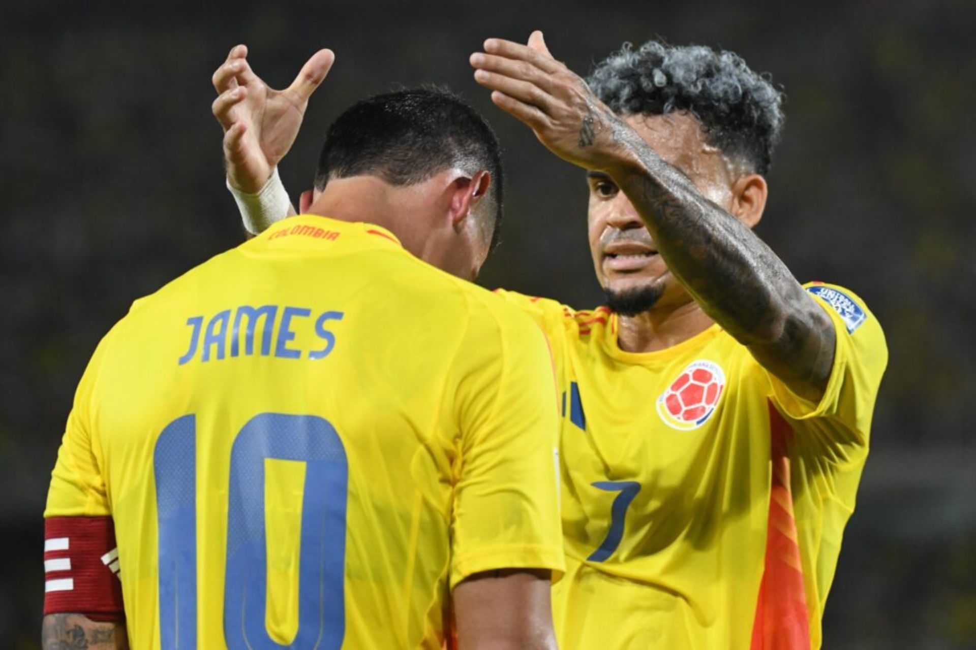 Colombia Luis Díaz y James Rodríguez, celebran el gol del jugador del León de México, que abrió anoche la cuenta de Colombia ante Bolivia.