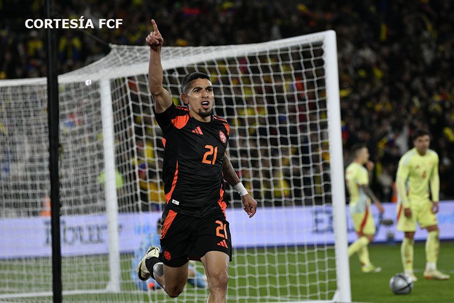 Daniel Muñoz celebra el tanto de la victoria de Colombia ante España.