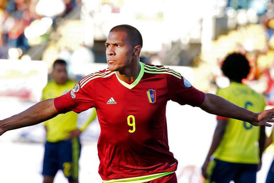Salomón Rondón Salomón Rondón celebra el gol de la victoria ante Colombia en 2013