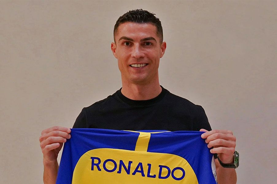 Cristiano Ronaldo Cristiano Ronaldo con la elástica de su nuevo club, el Al Nassr