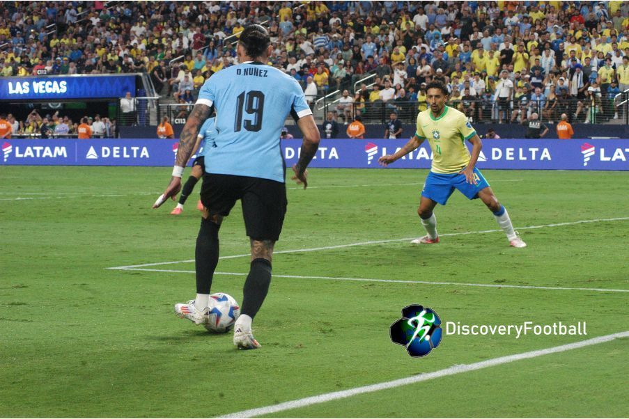 Darwin Núñez, atacante de la selección uruguaya en un lance ante Brasil en La Copa América.