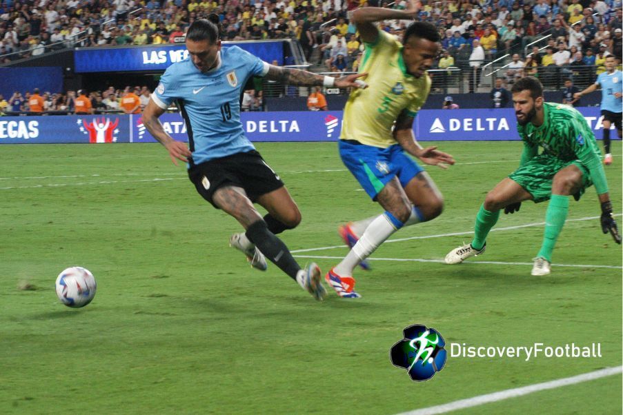 Darwin Núnez Darwin disputa un balón con Militao en el Uruguay vs Brasil de cuartos de final de esta Copa América 2024. Discoveryfootball.com