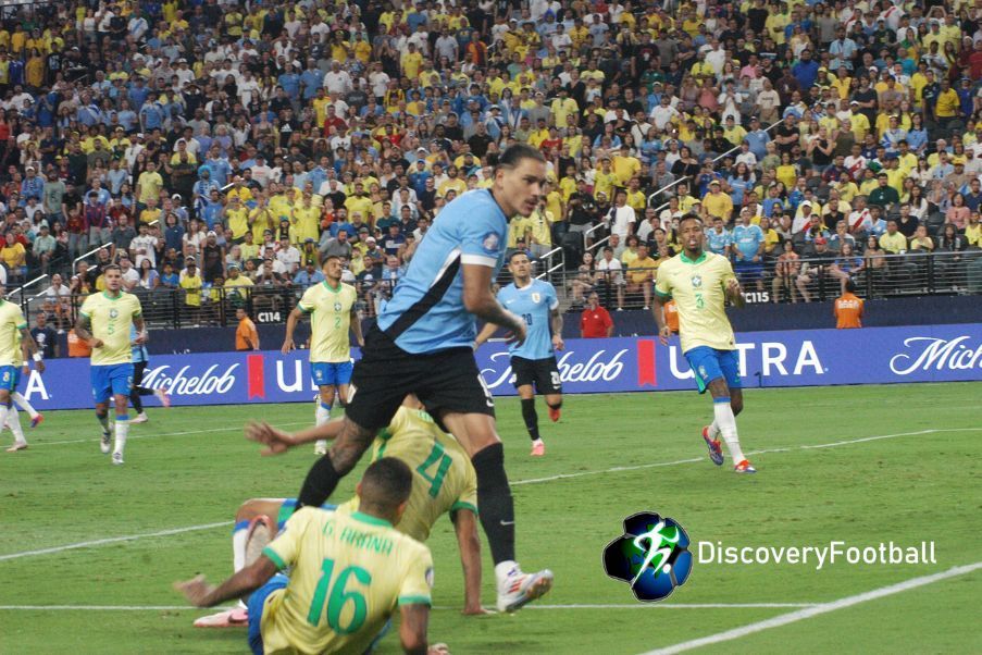 Darwin Núñez remata a portería en el duelo de cuartos de final ante Brasil. Discoveryfootball.com