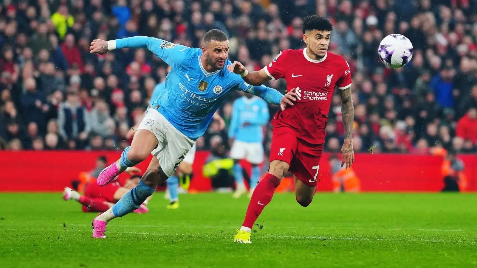 Luis Díaz Luis Díaz acude a tapar la salida por derecha de Kyle Walke en un partido del Liverpool ante el Manchester City en la Premier League 2023-2024. EPIC