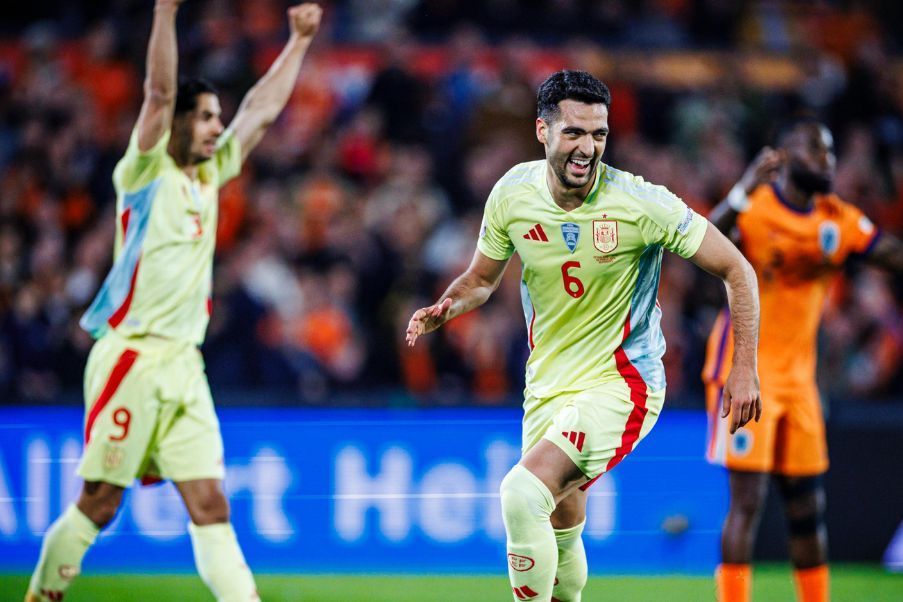 Mikel Merino Mikel Merino anotó el gol de la igualdad a dos de España ante los Países Bajos en De Kuip. La vuelta se jugará el domingo en Mestalla.