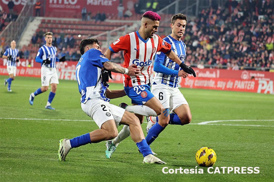 El Girona venció con solvencia al Alavés en Montilivi y comanda la Liga EA Sports.