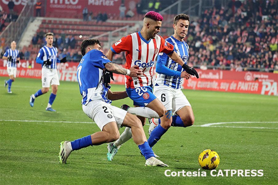 Girona El Girona venció con solvencia al Alavés en Montilivi y comanda la Liga EA Sports.