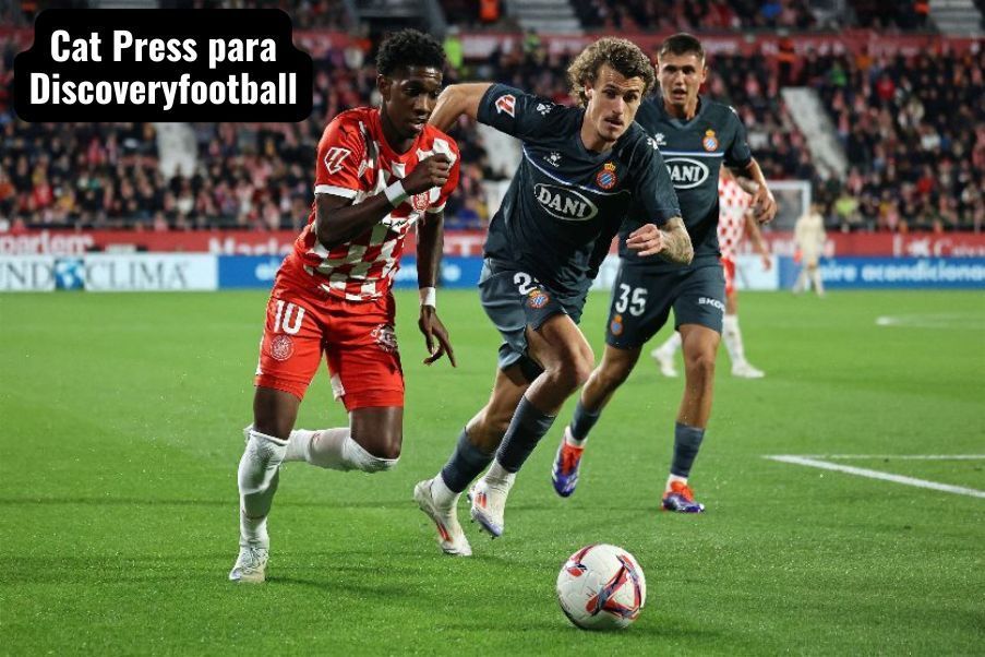 Girona Yaser Asprilla disputa un balón con Carlos Romero en un lance del partido en el que el Girona vapuleó al Espanyol 4-1.