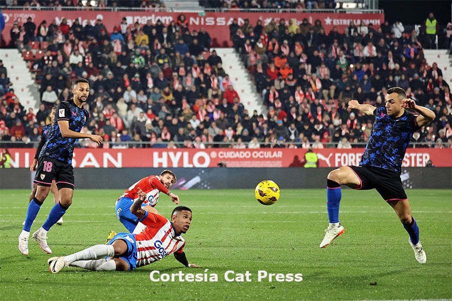 El Girona se mantiene líder de La Liga tras apabullar 5-1 al Sevilla. Cat Press para Discoveryfootball.com