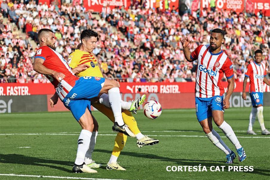 Girona y Barça Robert Lewandowski puja por el balón con David López del Girona en un lance del juego del sábado en el que el Girona venció al Barça 4-2.