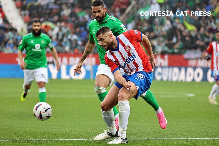 Girona y Betis El Girona venció al Real Betis en Montilivi 3-2 y se mantiene en zona Champions, el gran objetivo. Cat Press para Discoveryfootball.com