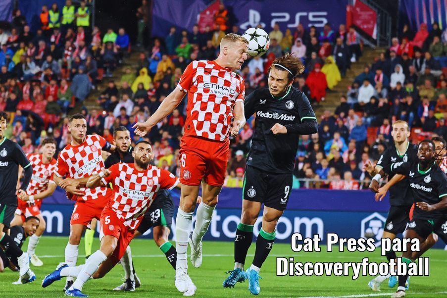 Girona y Feyenoord Donny Van de Beek puja por un balón aéreo en el duelo entre el Girona y el Feyenoord en Montilivi.