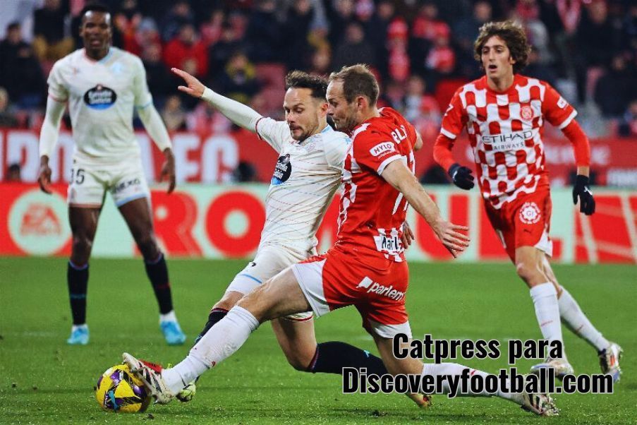 Girona y Valladolid El ex del Manchester United; Daley Blind, lucha por el balón con el jugador del Valladold, Iván Sánchez. El Girona venció a los de Pucela 3-0 en Montilivi.