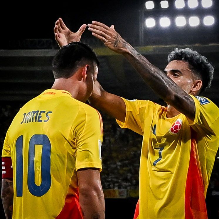 Colombia James Rodríguez celebra con Lucho Díaz el 1-0 de Colombia ante Bolivia. EPIC