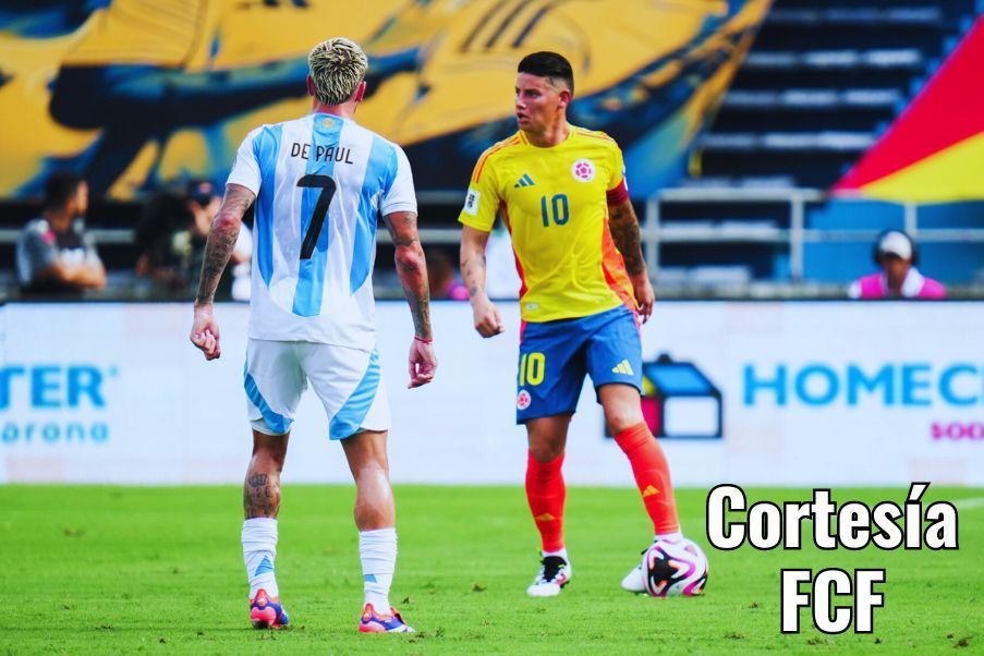 James Rodríguez ante Rodrígo de Paul en un lance del juego entre Colombia y Argentina en Barranaquilla.