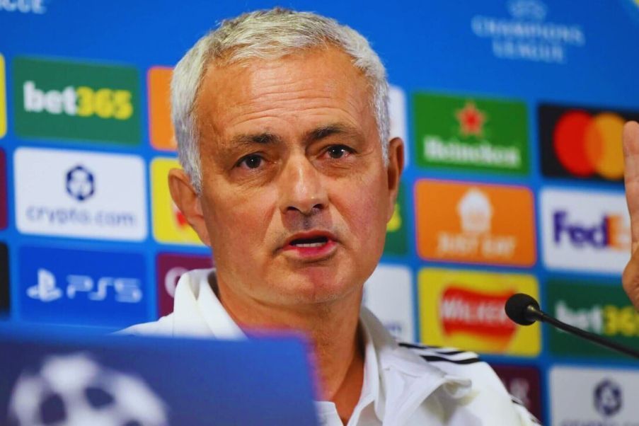 José Mourinho José Mourinho esta noche en The Bridge en la rueda de prensa previa al duelo de Champions entre el Chelsea y el Benfica. EPIC