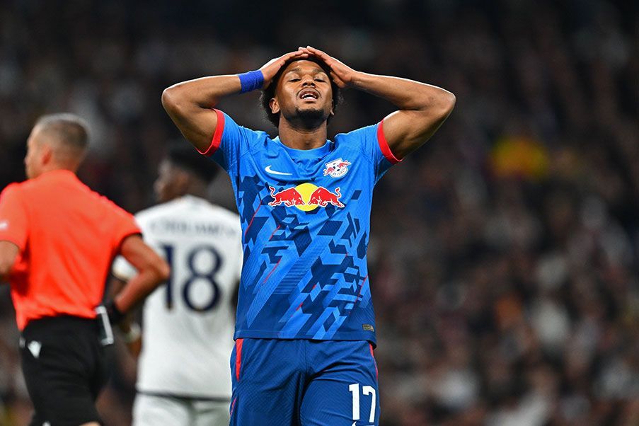 RB Leipzig Louis Openda se lamenta de una ocasión fallada ante el Real Madrid en un partido en el que el RB Leipzig fue muy superior