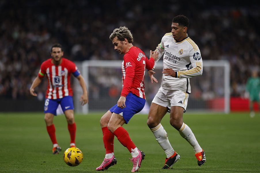 Real Madrid y Atlético Madrid El Atlético Madrid le arrebató un punto al Real Madrid en la recta final de un emotivo partido en el estadio Santiago Bernabéu