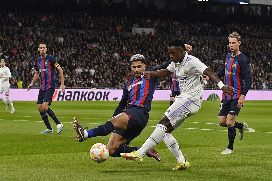 FC Barcelona y Real Madrid El Barcelona tuvo un comportamiento impecable en defensa ante el Real Madrid