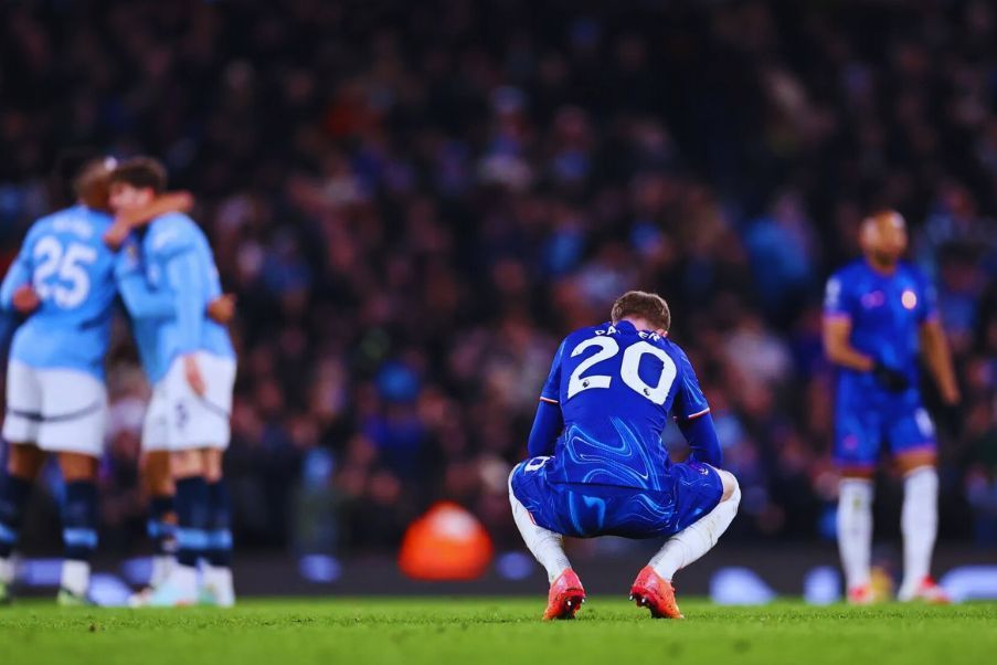 Chelsea y  Man City El Chelsea ha caído ante el  Maanchester City en Eastlands 3-1 y se  aleja de la zona Champions. Fue una nueva derrota ante el City.