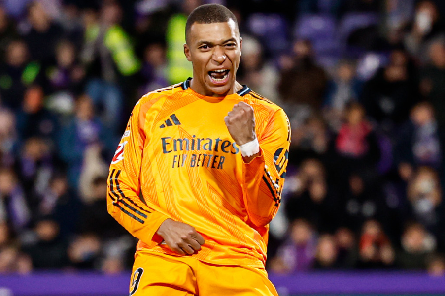 Kylian Mbappé Kylian Mbappe was not to be outdone. The 25-year-old French international forward of Real Madrid was in high spirits on Saturday night (25/1) and scored 3 goals.