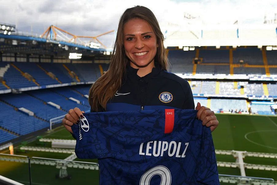 Melanie Leupolz en su presentación como futbolista del Chelsea en 2020