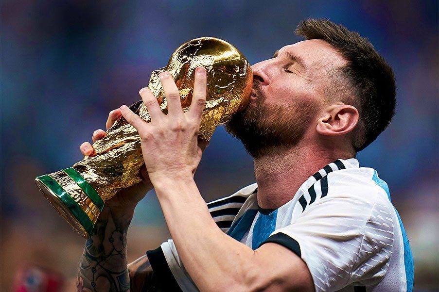 Leo Messi besa la Copa del Mundo 2022