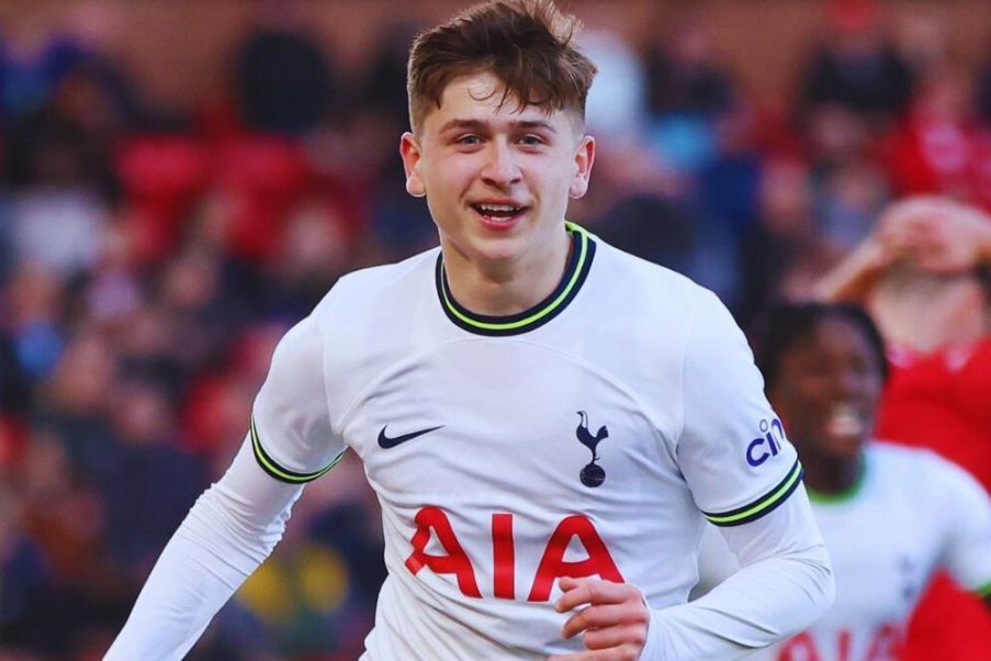 Mikey Moore Mikey Moore, es la penúltima joya de la cantera del Tottenham que ya brilla de a poco con el primer equipo y que apunta a ser un jugador demoledor en el inmediatpo futuro de la selección inglesa.