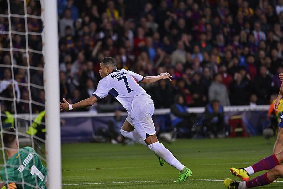 Kylian Mbappé anotó dos goles ante el Barcelona y selló el pase del PSG a las semis de la Champions