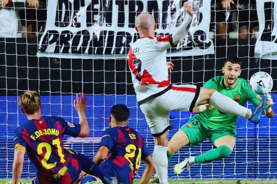 Rayo_Barça Joan García fue la gran figura del FC Barcelona, en la igualdad a uno ante el Rayo Vallecano, en el estadio de Vallecas. El ex del Espanyol, fue salvador del club